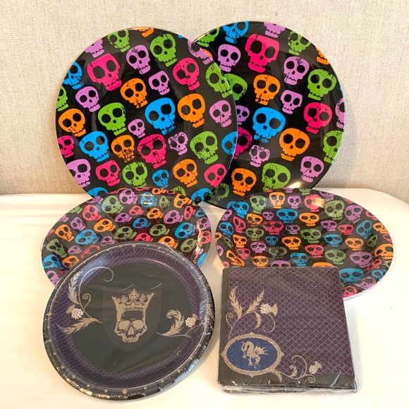 Skull Plates & Assorted Skull/ Dragon Napkins - Picture 1 of 10